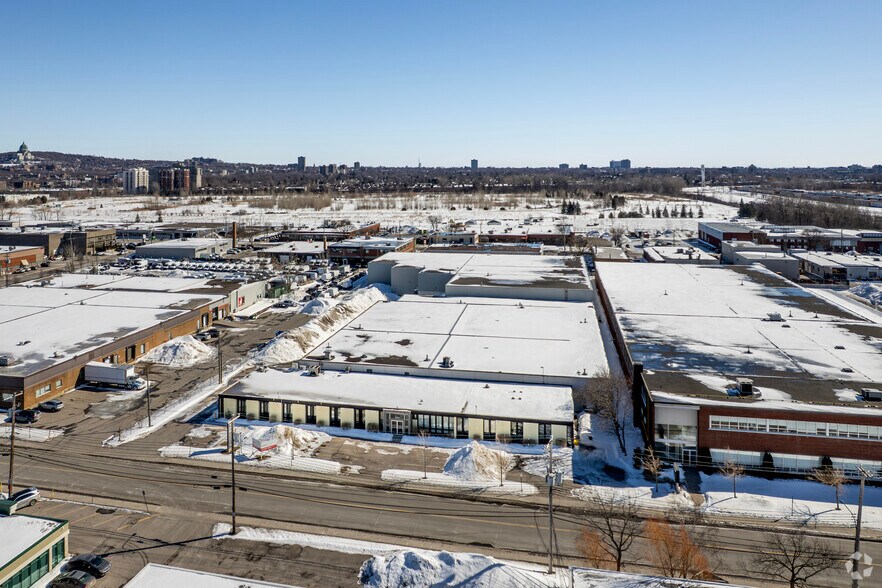 More Photos Of 5660 Rue Ferrier, Mont-Royal Distribution For Lease