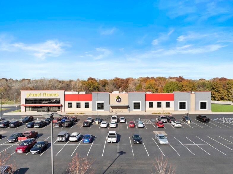More Photos Of 8515 N Oak Tfwy, Kansas City Bank For Sale