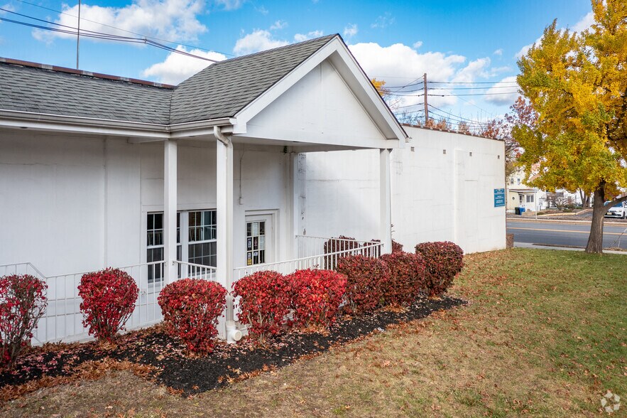 More Photos Of 329 Amboy Ave, Woodbridge Medical For Sale