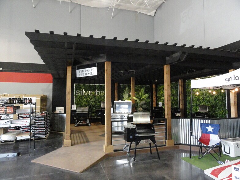 More Photos Of 13940-13960 N Stemmons Fwy, Farmers Branch Showroom For Lease