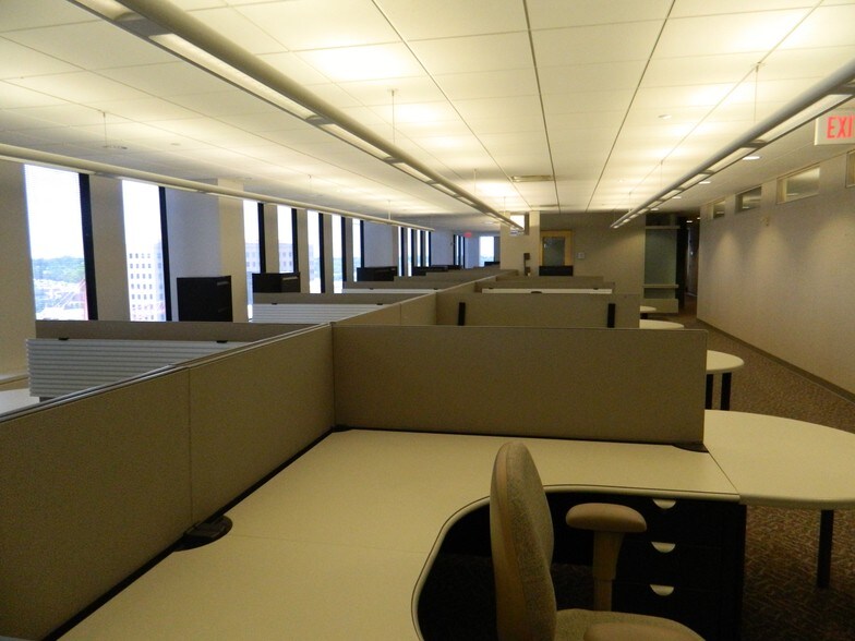 More Photos Of 666 Grand Ave, Des Moines Office For Lease