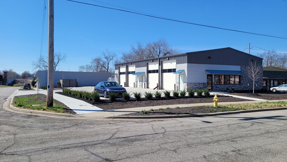 Primary Photo Of 821 E Park St, Olathe Warehouse For Lease