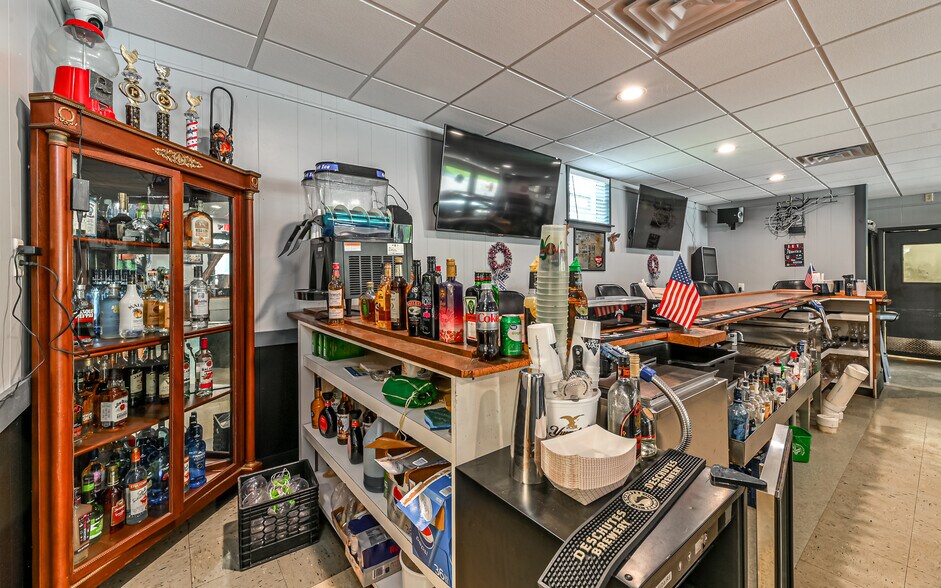 More Photos Of 2615 Freeport Rd, Natrona Heights Bar For Lease