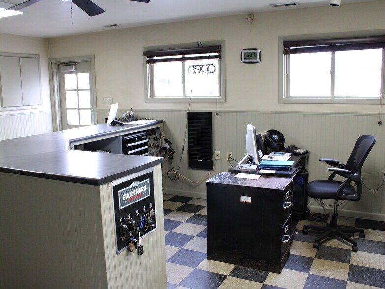 More Photos Of 523 S Main St, Fond Du Lac Auto Repair For Sale