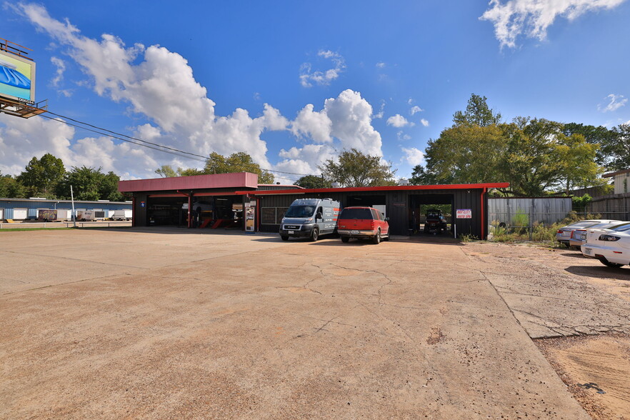 More Photos Of 2214 N Frazier St, Conroe Auto Repair For Sale