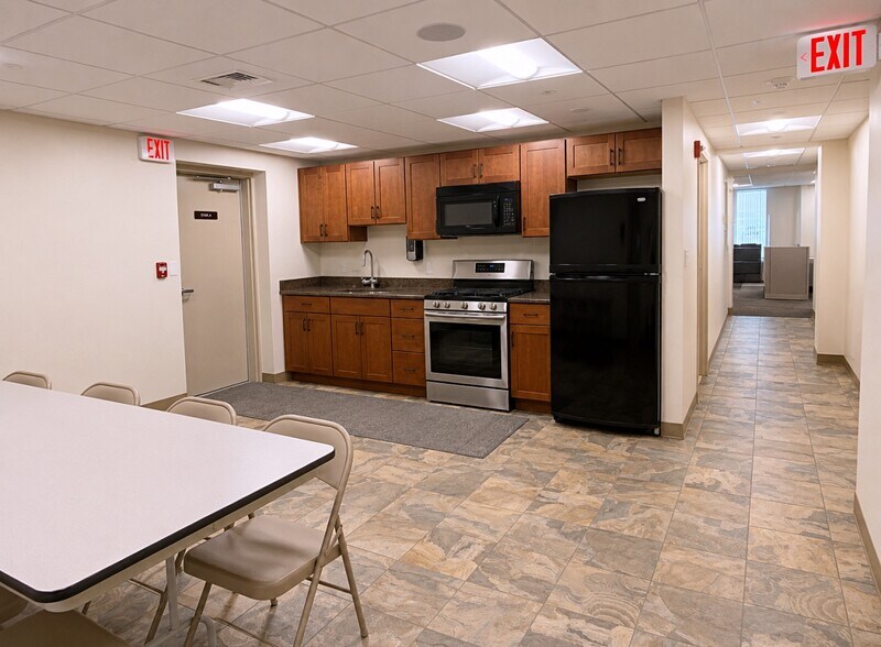 More Photos Of 10 Everberg Rd, Woburn Flex For Lease