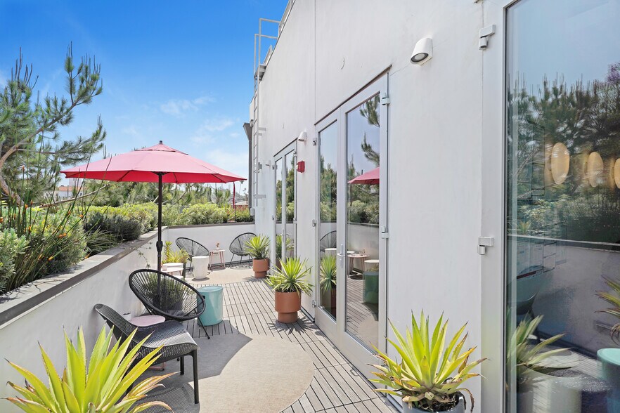 More Photos Of 3921 W Sunset Blvd, Los Angeles Storefront For Sale