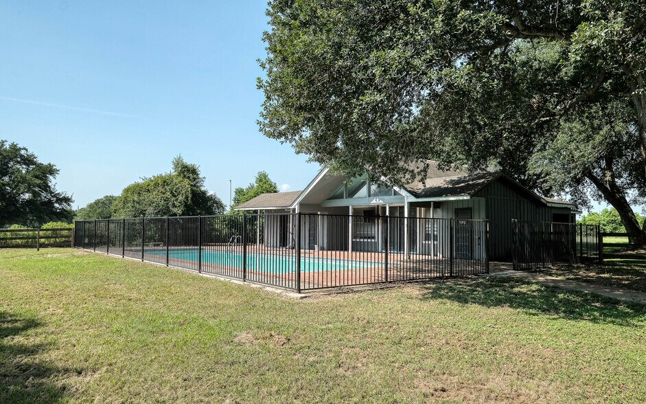 More Photos Of 20515 Kickapoo Rd, Waller Light Distribution For Sale