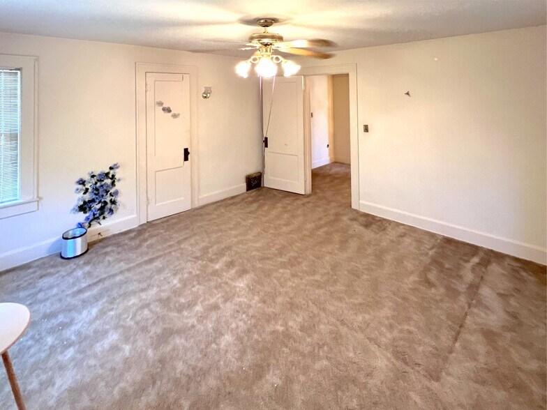 More Photos Of 621 E Broadway St, Altus Office Residential For Sale