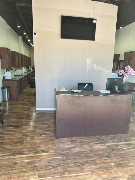 More Photos Of 21038 US Highway 281 N, San Antonio Storefront Retail Office For Lease