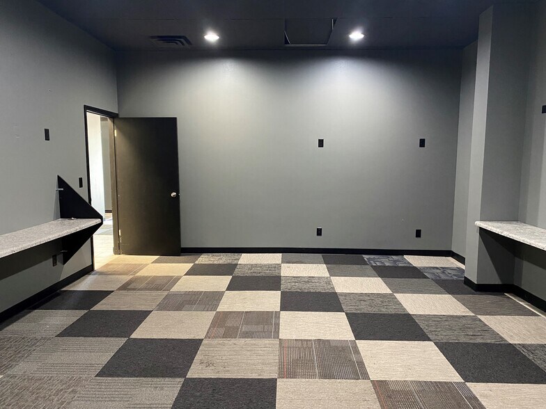 More Photos Of 4515-4531 E 26th St, Sioux Falls Storefront For Lease