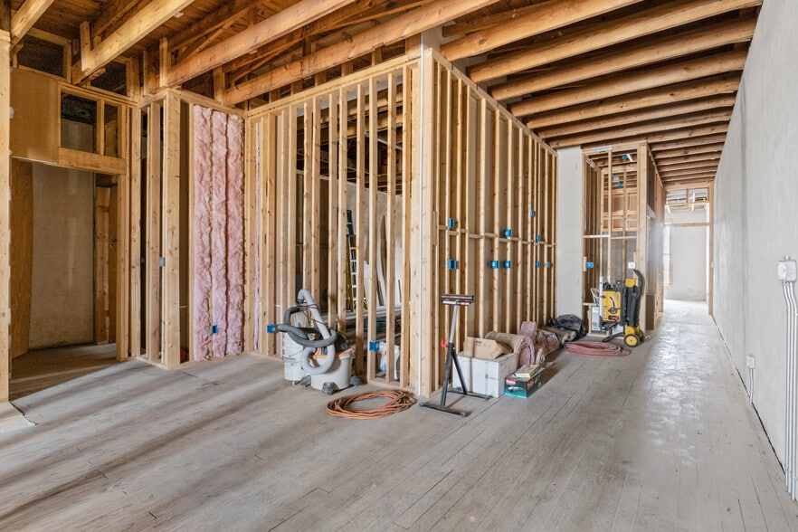 More Photos Of 209 N Jefferson Ave, Mount Pleasant Storefront For Sale