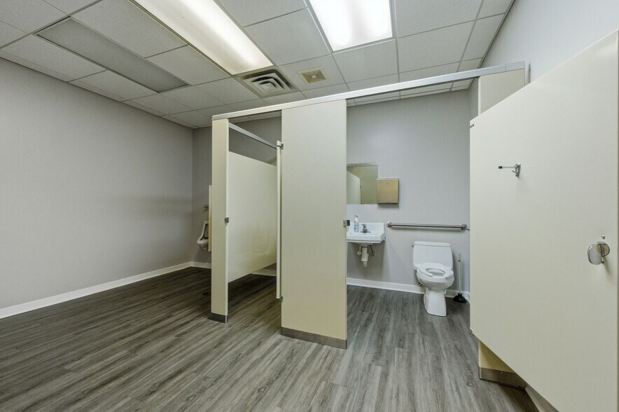 More Photos Of 2744 Red Lion Rd, Bear Religious Facility For Lease