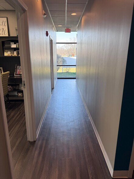 More Photos Of 413 NW Murray Rd, Lee's Summit Flex For Lease