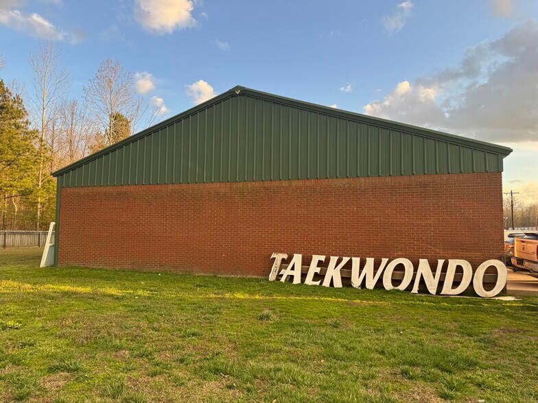 More Photos Of 100 Commercial Dr, Atoka General Retail For Lease