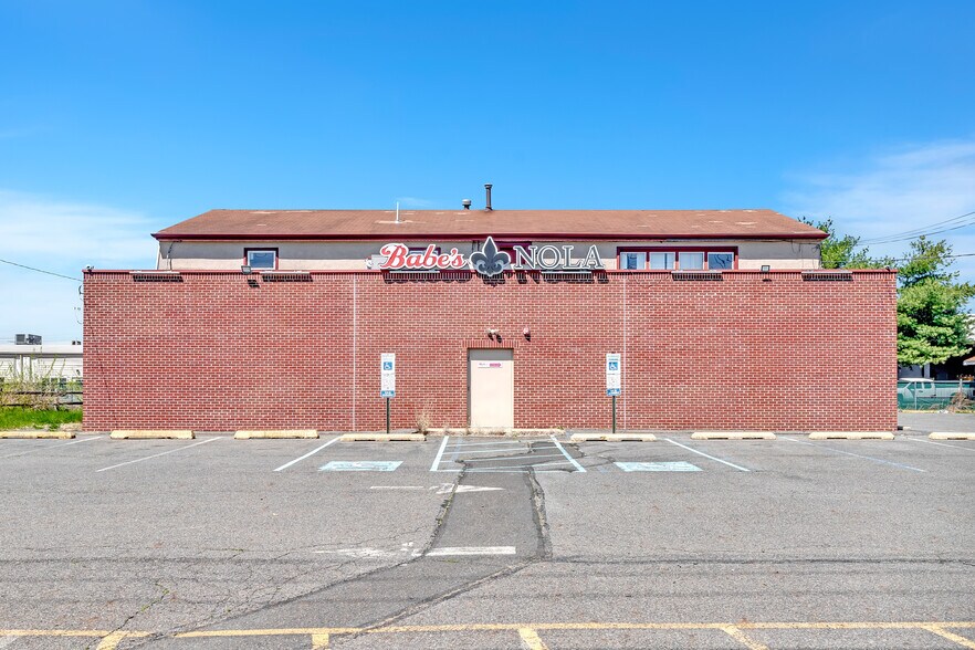 More Photos Of 1137 Bordentown Rd, Burlington Bar For Sale