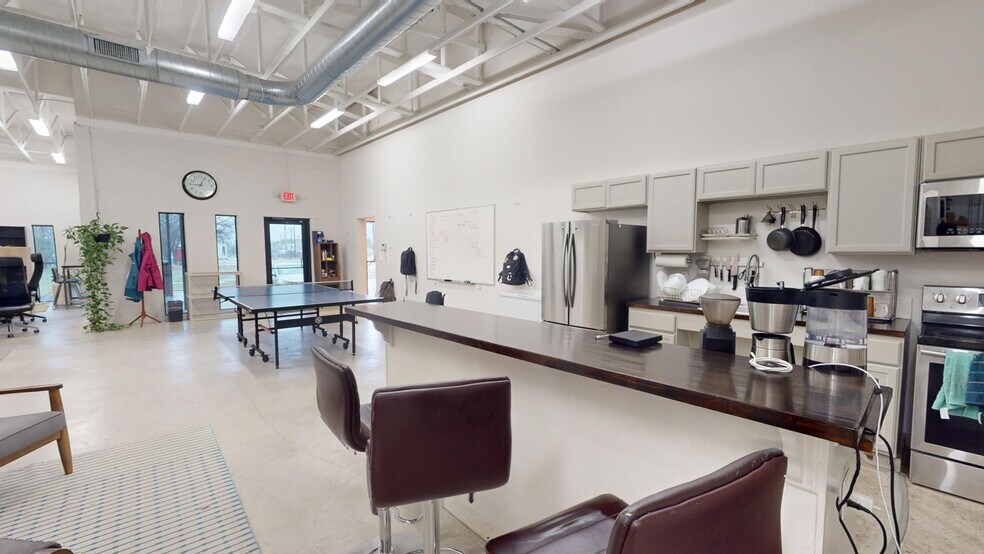 More Photos Of 1700 Montopolis Dr, Austin Freestanding For Lease