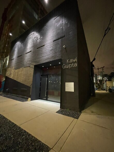 More Photos Of 219 N Elizabeth St, Chicago Showroom For Sale