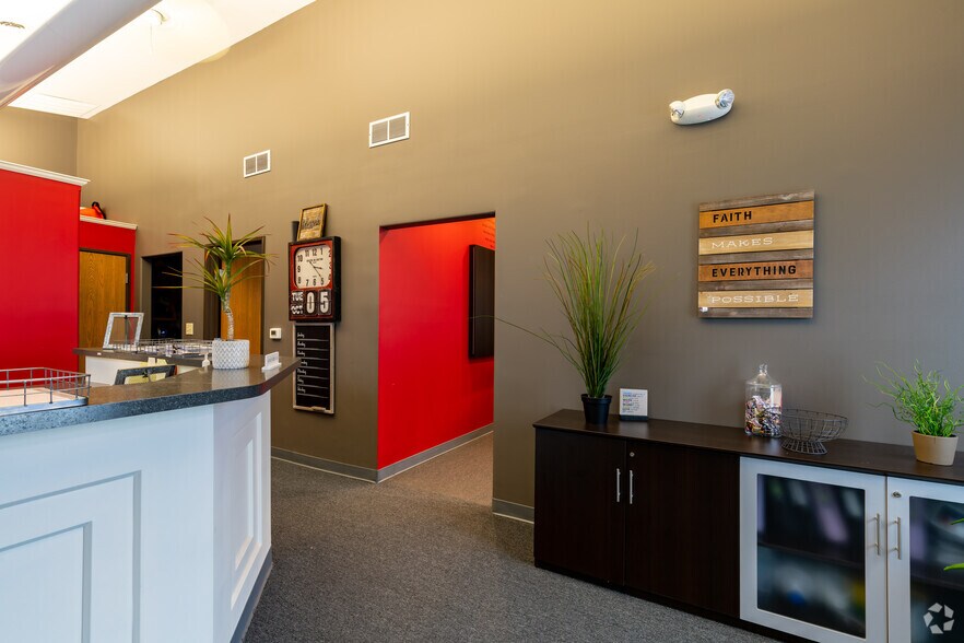 More Photos Of 36520 Grand River Ave, Farmington Hills Unknown For Lease