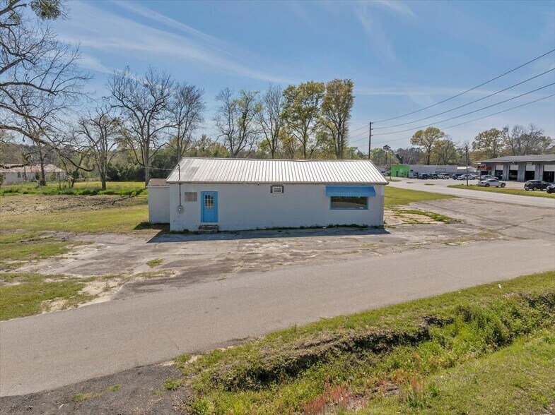 More Photos Of 131 S Jackson St, Hawkinsville Flex For Sale