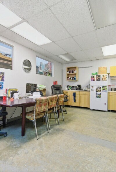 More Photos Of 5526 Dorset St, Burnaby Light Distribution For Sale