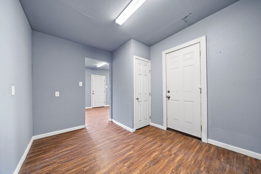 More Photos Of 120 N Bryan St, Houston Warehouse For Lease