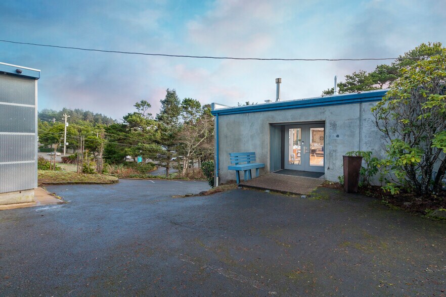 More Photos Of 4333 SW Coast Ave, Lincoln City General Retail For Sale