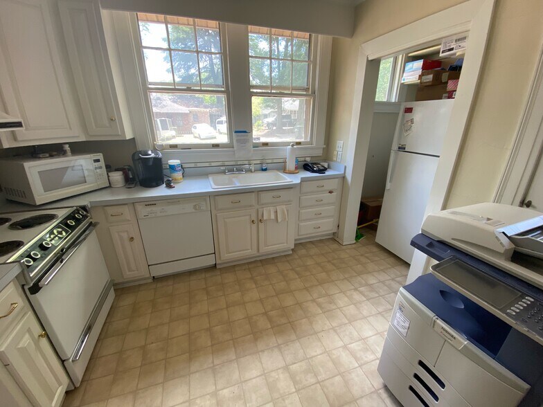 More Photos Of 114 Whitsett St, Greenville Office For Lease