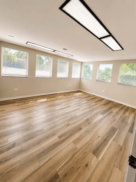 More Photos Of 2622 W Peterson Ave, Chicago Office For Lease