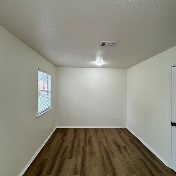 More Photos Of 143 N West St, Bertram Flex For Sale