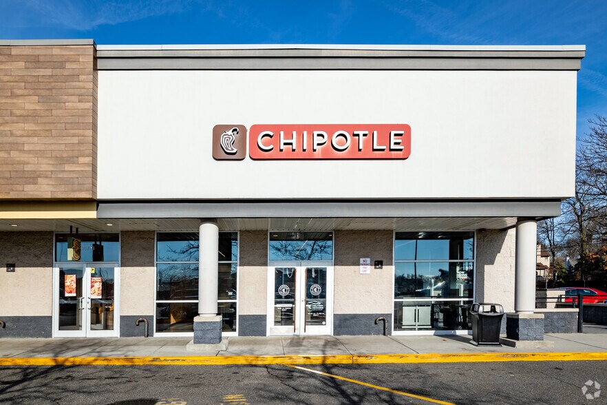 More Photos Of 367-425 N Service Rd, Patchogue Storefront For Lease