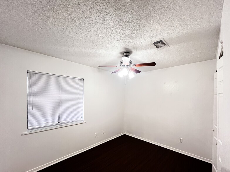 More Photos Of 800 Pine St, Hearne Apartments For Sale