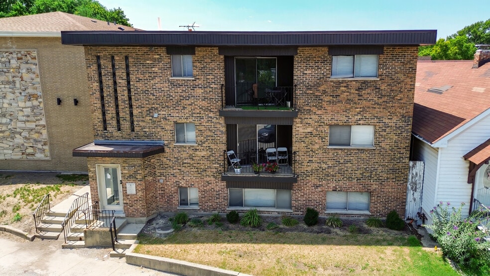 Primary Photo Of 12510 Vincennes Rd, Blue Island Apartments For Sale