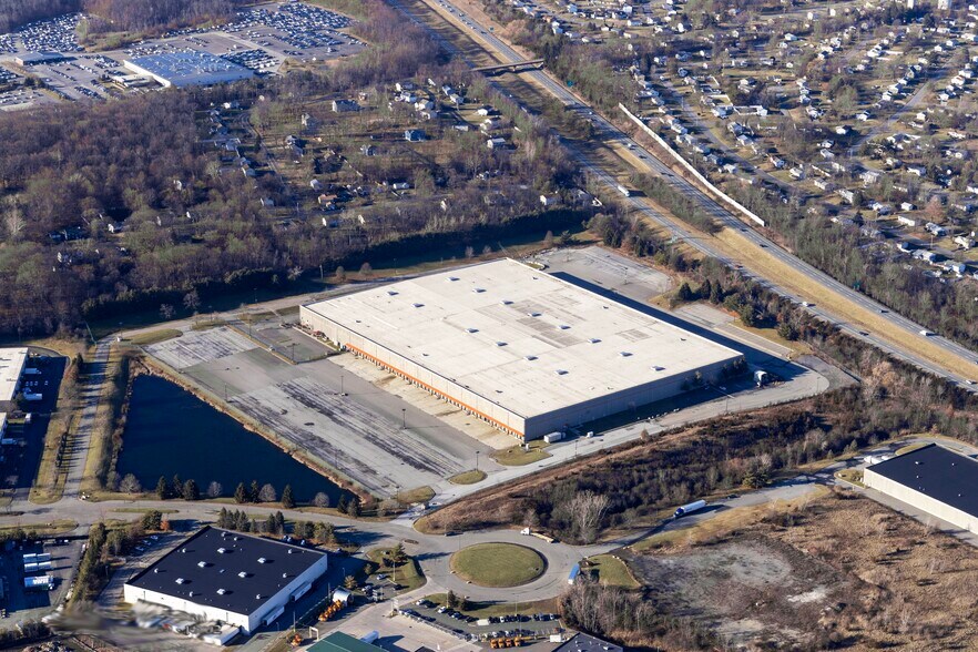 More Photos Of 1500 Corporate Blvd, Newburgh Warehouse For Lease