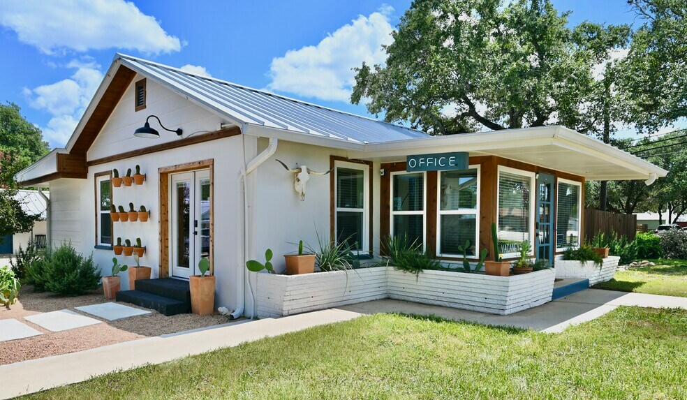 More Photos Of 902 Main St, Blanco Office Residential For Sale