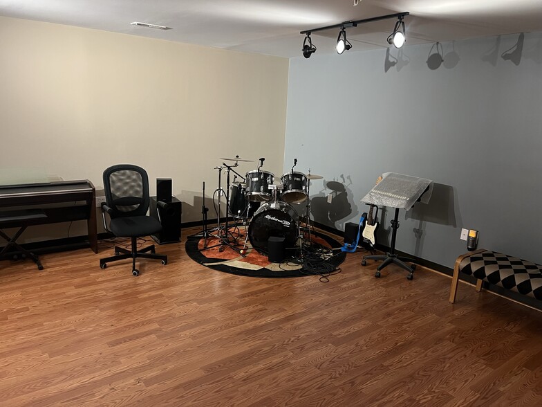 More Photos Of 8022 Old Alexandria Ferry Rd, Clinton Light Distribution For Sale