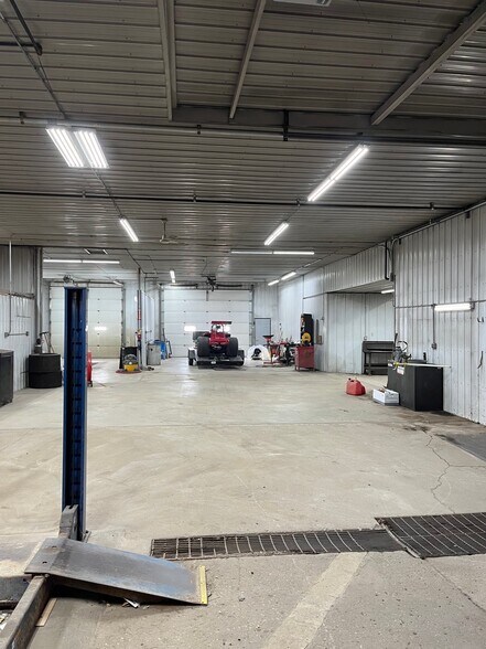 More Photos Of 1304 Central Ave E, Clarion Showroom For Sale