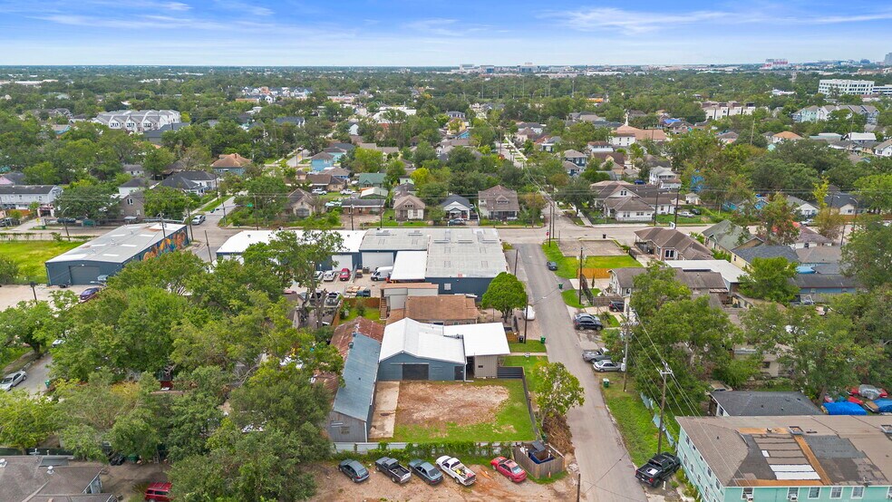 More Photos Of 120 N Bryan St, Houston Warehouse For Lease