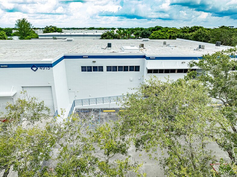 More Photos Of 4915 NW 159th St, Miami Lakes Warehouse For Lease
