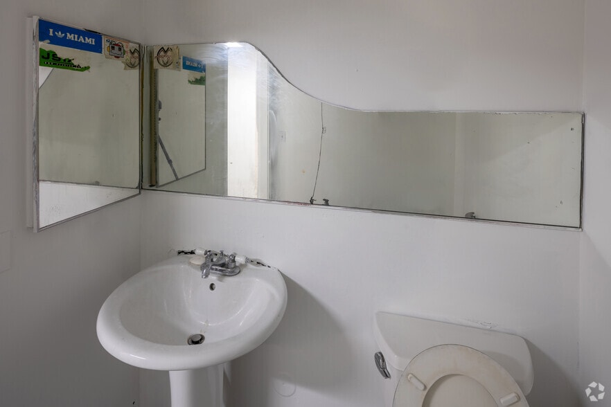 More Photos Of 233-235 11th St, Miami Beach Storefront Retail Residential For Lease