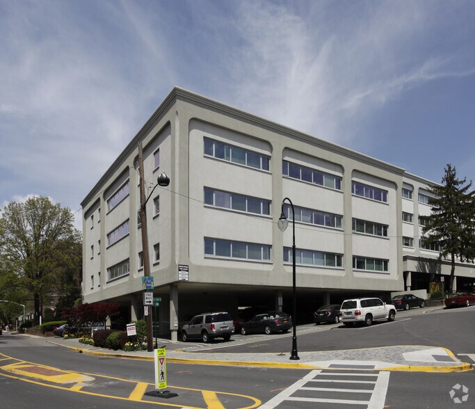 More Photos Of 17 Barstow Rd, Great Neck Office For Lease
