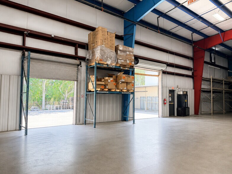 More Photos Of 7076 Davis Creek Rd, Jacksonville Warehouse For Lease