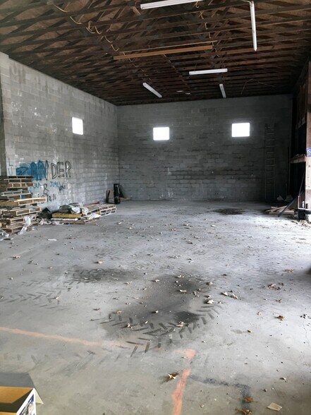 More Photos Of 221 N Main St, Benton Freestanding For Sale