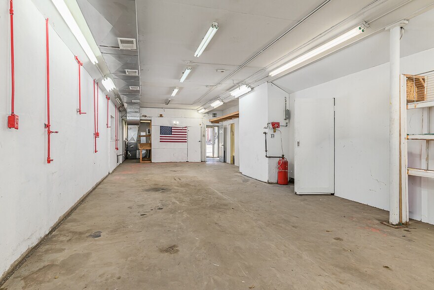 More Photos Of 6110 Merriam Ln, Shawnee Warehouse For Sale