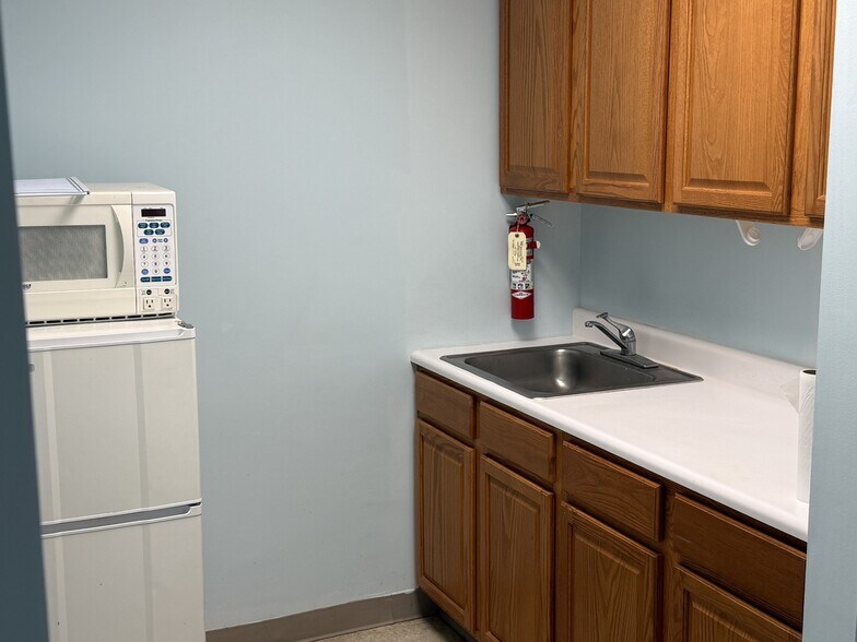 More Photos Of 1612 Centerville Tpke, Virginia Beach Flex For Lease