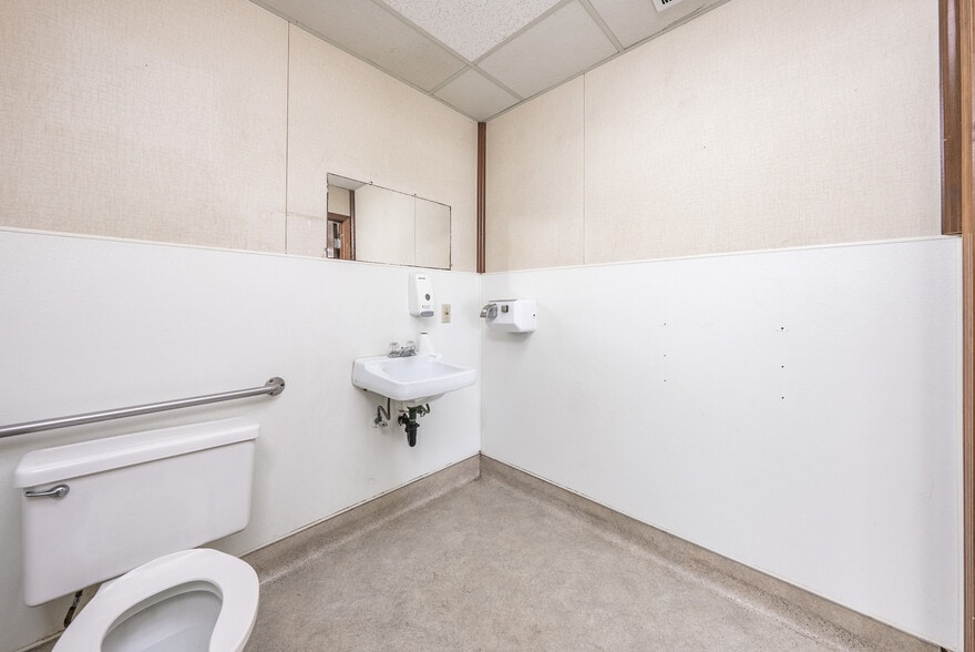 More Photos Of 927 O St, Firebaugh Healthcare For Sale