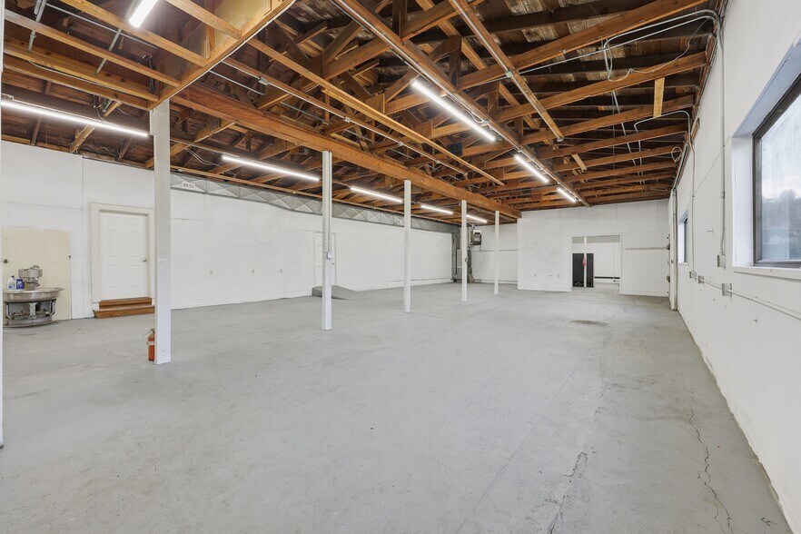 More Photos Of 941 SW Alder St, Dundee Warehouse For Lease