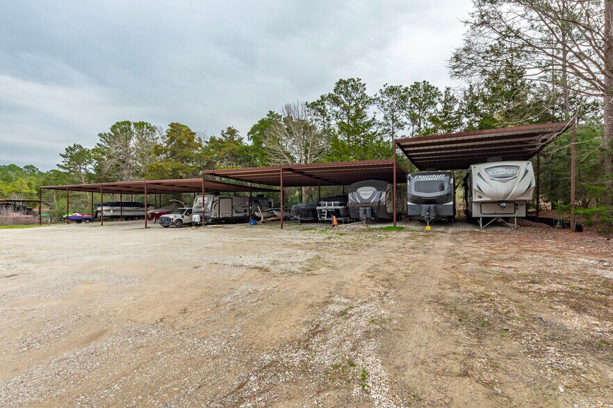 More Photos Of 11400 Thousand Trl, Willis Trailer Camper Park For Sale