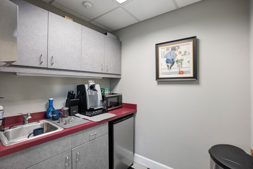 More Photos Of 1882 Porter Lake Dr, Sarasota Light Manufacturing For Lease