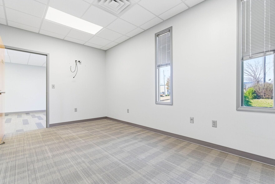 More Photos Of 13720 Aiken Rd, Louisville Warehouse For Lease